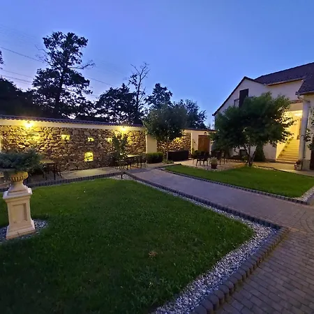 Conacul Poetilor Guest house *